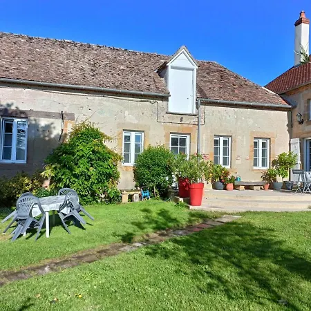 Avec Piscine Partagee, Terrasse Et Parking Prive A Deux Pas De Moulins - Fr-1-489-373 *