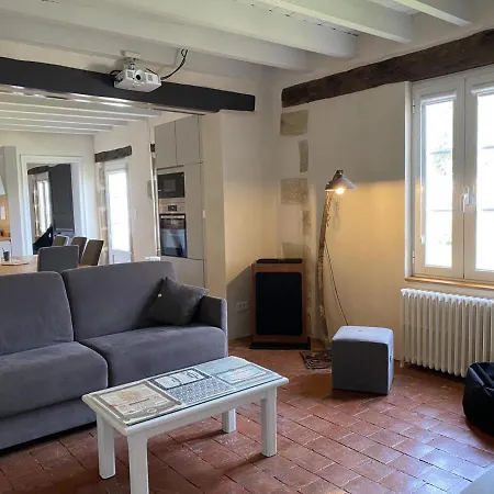 Avec Piscine Partagee, Terrasse Et Parking Prive A Deux Pas De Moulins - Fr-1-489-373 * Neuvy (Allier)