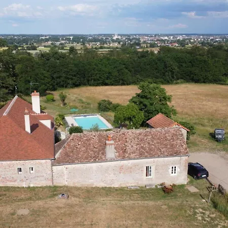Avec Piscine Partagee, Terrasse Et Parking Prive A Deux Pas De Moulins - Fr-1-489-373 * Neuvy (Allier)