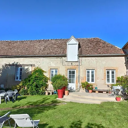 Semesterbostad Avec Piscine Partagee, Terrasse Et Parking Prive A Deux Pas De Moulins - Fr-1-489-373 *